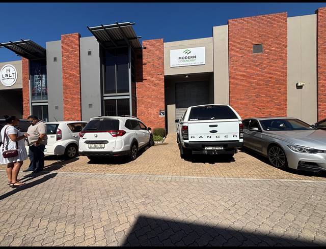 302M² WAREHOUSE TO LET IN STIKLAND INDUSTRIAL